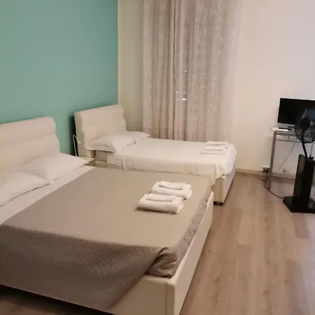 B&B Porto Vecchio Rooms - Stazione Centrale Trieste-3